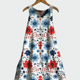 Weisses Kleid mit roten und blauen Blüten