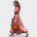 Elegantes rosa Maxikleid mit kurzen Ärmeln