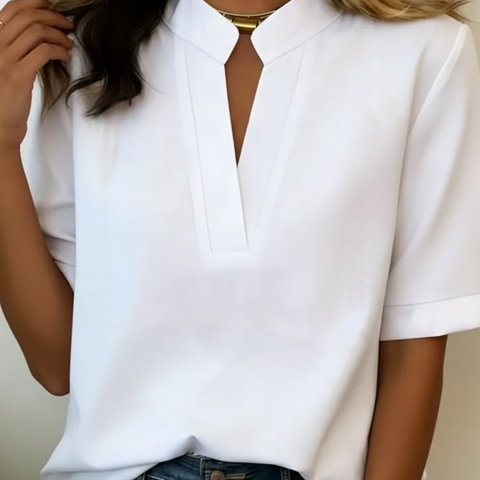 Margaux | Blouse Chic à Col en V et Détail Doré