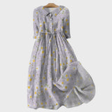 Helles Kleid mit zarten Gänseblümchen