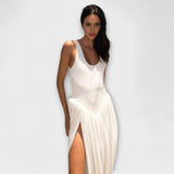 Drapiertes weisses Maxikleid mit Seitenschlitz