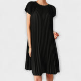 Elegantes schwarzes Plisseekleid